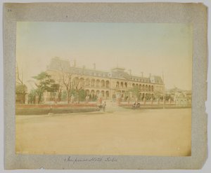 Imperial Hotel, Tokyo, Japan (handfärgat svartvitt foto) av Japanese Photographer