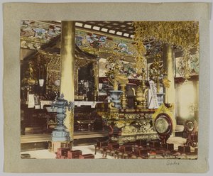 Inuti ett buddhistiskt tempel, Ikegami, Tokyo, Japan (handfärgat svartvitt foto) av Japanese Photographer