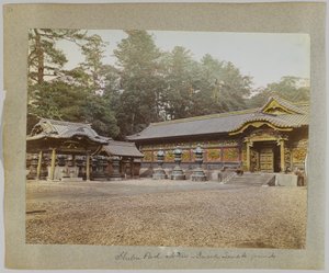 Inside the Temple Grounds, Shiba Park, Tokyo, Japan (handfärgat svartvitt foto) av Japanese Photographer