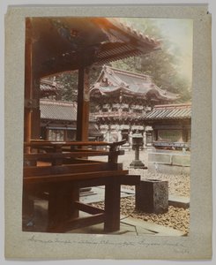 Innerport i Tōshō-gū, Nikko, Japan (handfärgat svartvitt foto) av Japanese Photographer