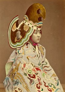 Japansk flicka i traditionell dräkt, ca 1880 (handfärgat albuminfoto) av Japanese Photographer