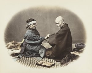 Japansk man och kvinna i traditionell klänning (handfärgat svartvitt foto) av Japanese Photographer