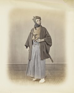 Japansk man i traditionell klädsel (handfärgat svartvitt foto) av Japanese Photographer