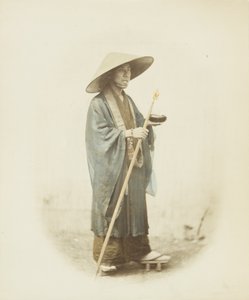 Japansk man i traditionell klänning (handfärgat svartvitt foto) av Japanese Photographer
