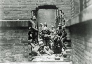 Japanska soldater är inblandade i gatustrider i Shanghai, Kina, 1937 av Japanese Photographer