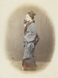 Japansk kvinna i traditionell klänning (handfärgat svartvitt foto) av Japanese Photographer