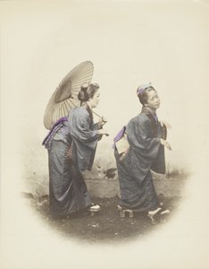 Japanska kvinnor i traditionell klädsel (handfärgat svartvitt foto) av Japanese Photographer