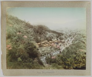 Kiga, nära Miyanoshita, Kanagawa Prefecture, Japan (handfärgat svartvitt foto) av Japanese Photographer