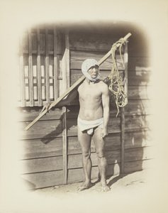 Man med fiskekorg (handfärgat svartvitt foto) av Japanese Photographer