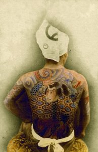 Man med traditionell japansk Irezumi-tatuering, ca 1880 (handfärgat albumfoto) av Japanese Photographer