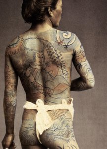 Man med traditionell japansk Irezumi-tatuering, c.1880 av Japanese Photographer