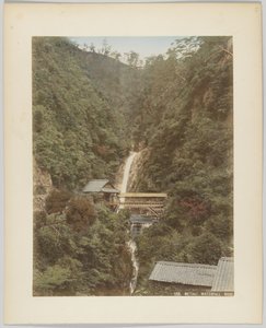Meraki Waterfall, Kobe, Japan (handfärgat svartvitt foto) av Japanese Photographer