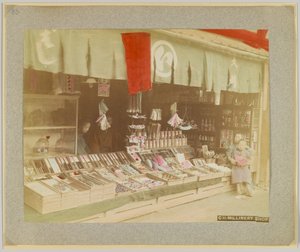 Millinery shop, Japan (handfärgat svartvitt foto) av Japanese Photographer
