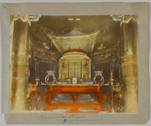 Octagonal Tomb of the 2nd Shogun, Shiba Park, Tokyo, Japan (handfärgat svartvitt foto) av Japanese Photographer
