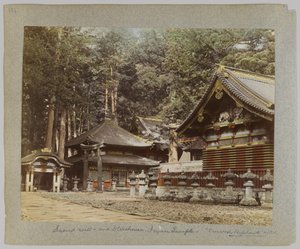 Helig brunn och förrådshus, Tōshō-gū, Nikko, Japan (handfärgat svartvitt foto) av Japanese Photographer