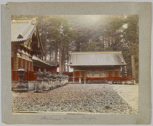 Butikshus i Tōshō-gū, Nikko, Japan (handfärgat svartvitt foto) av Japanese Photographer