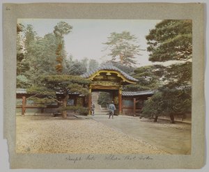 Temple Gate, Shiba Park, Tokyo, Japan (handfärgat svartvitt foto) av Japanese Photographer