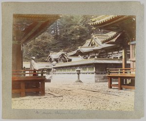 Tōshō-gū, Nikko, Japan (handfärgat svartvitt foto) av Japanese Photographer