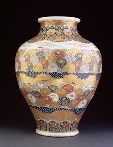 En Satsuma-vas målad med krysantemum, sent 1800-tal (lergods med emalj) av Japanese School
