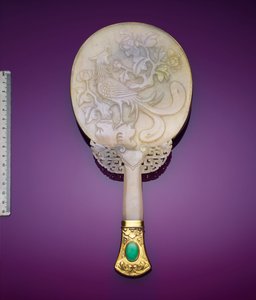 En spegel av vit jadeit och förgyllt silver med en låg relief av en fenix och en pion (jade, förgylld silver) av Japanese School