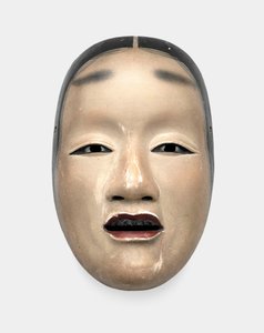 En trämask med gofun botten, målad med sumi för håret, ögonen och tänderna och rött för läpparna av Japanese School
