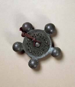Bronsspegel med fem små klot, Kofun-period (250-538) av Japanese School