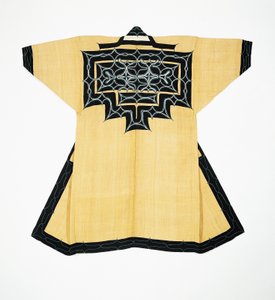 Ceremoniell dräkt (attush) av Ainu-befolkningen med traditionella Ainu-motiv, broderi med kedjestygn, almbark, ull och bomull av Japanese School