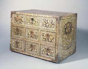 Byrå, sent 1500-tal (nambanlack & pärlskal & lackat trä)