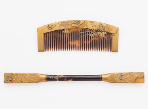 Kam och hårnål, sent 1800-tidigt 1900-tal (horn och trä med lack och guld) av Japanese School