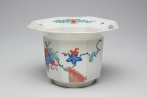 Bägare, sent 1600-tidigt 1700-tal (Kakiemon, porslin med överglasyr emalj) av Japanese School