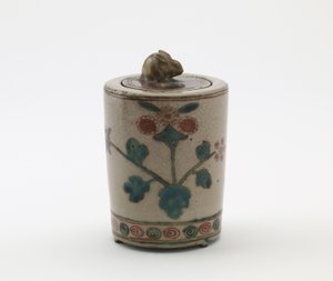 Cylindrisk rökelsebrännare med kanin på locket, Edo-perioden eller Meiji-eran (keramik) av Japanese School
