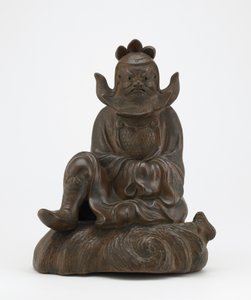 Figur av Shoki, demondämparen, sittande på en sten, Imbe, Okayama-prefekturen, Edo-perioden eller Meiji-eran (keramik) av Japanese School