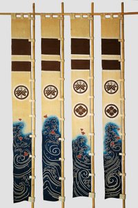 Fyra banderoller (nobori) med motiv föreställande pluvrar i vågor, familjevapen, bambu, blomma i cirklar, bomull, reservfärgat med risstärkelse och indigofärgad med pigment och bläck, japansk civilisation, Meiji-Taisho-perioden av Japanese School