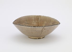 Individuell serveringsskål i form av en sarghatt, Edo-period (stengods med kobolt- och järnpigment under klar glasyr)