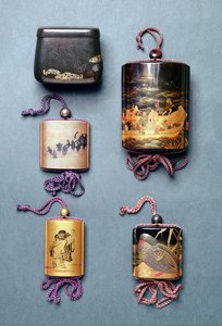 Inro och tobakspåse: vänster till höger: Tobakspåse med Hiramaki-e design, signerad Zeshin; Inro, rävars bröllopståg i Sumi-e Togidashi, signerad Toyo; Inro, två vismän som läser en skriftrulle i Sumi-e