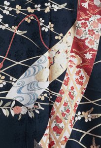 Kimono Furisode (böljande ärmar) som bärs av unga ogifta kvinnor vid eleganta tillfällen och Maiko (Geisha-student), Siden med blom- och växtmotiv, flytande paneler, detaljer, Kaga-Yuzen-färgning, Tokamachi-väverier, japansk civilisation, 1900-talet av Japanese School