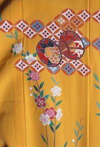 Kimonoflicka (7 år) som liknar vuxna kvinnor för festen Shichi-Go-San när de går till Shinto-helgedomen med sin familj, siden, blommotiv, körsbärsblommor, Taiko-trumma, detaljer, Tokamachi-textilier, japansk civilisation, 1900-talet av Japanese School