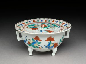 Koro skål med platt lock, Kakiemon-relaterad porslin, 1680-1700 (lergods med emalj överglasyr) av Japanese School