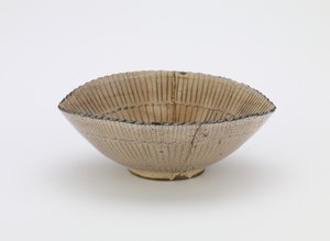 Kyoto ware individuella serveringsskål i form av sädhatt, med märket "Kiyomizu", individuell serveringsskål (mukozuke), sent 1600-tal (stengods med järnpigment under genomskinlig vit glasyr, guldlackreparationer) av Japanese School