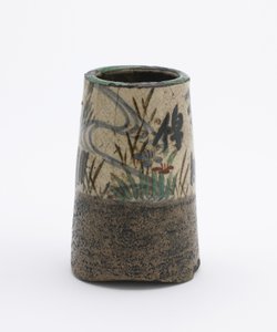 Skänkställ, avsmalnande cylindriskt med vågig trefoilfot, Kyoto, Kyoto-fu, Edo-period (keramik) av Japanese School