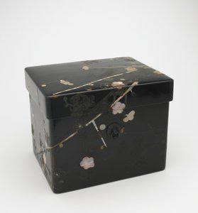 Masklåda med inpassat lock, Edo-period (lack på trä med bly och pärlemor)