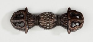 Menuki, eller greppprydnad, i form av en vajra, en buddhistisk åsksymbol (koppar-guldlegering med förgyllning) av Japanese School