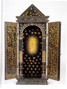 Namban Christian bärbar helgedom, designad för att innehålla en religiös statyett, Momoyama-period (lack) (se även 996356-7) av Japanese School