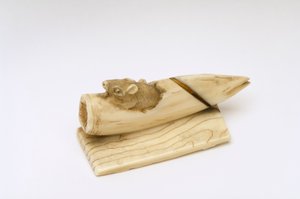 Netsuke av en mus som kommer ur ett bambuskott