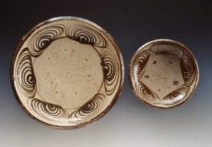 Tallrikar dekorerade med umanomezara (cirklar med hästögonmönster), sent 1700-tal-början av 1800-talet, emaljstengods, tillverkad i Seto, diameter 21,5 cm och 34,5 cm, japansk civilisation, Edo-perioden av Japanese School