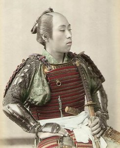 Porträtt av en samuraj från Gamla Japan beväpnad med helkroppsrustning, 1890 (handfärgat albumfoto)