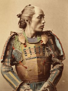 Porträtt av en samuraj från gamla Japan beväpnad med helkroppsrustning, 1890 av Japanese School