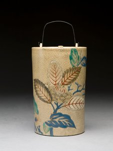 Sake-flaska, 1600-tal (kyoto lergods med överglasyr emaljer) av Japanese School