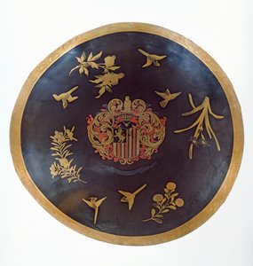 Sköld föreställande vapenlager av Constantijn Ranst, för Holländska Ostindiska kompaniet, tillverkad i Bengal och lackerad i Japan, ca 1668 (lackerat läder) av Japanese School