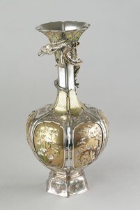 Shibayama vas i silver, förgylld och emalj, sent 1800-tal (metallarbete) av Japanese School